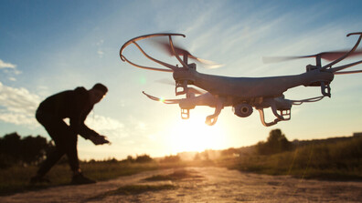 Арестуваха мъж, шпионирал бившата си приятелка с дрон в Неапол