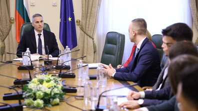 Гюров след среща със студенти, участвали в масовите протести: Гледаме в много посоки заедно