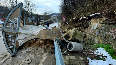 Земна маса и скали паднаха върху спирка във Велико Търново