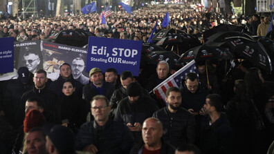 Полицията използва водни оръдия и сълзотворен газ срещу протест в Албания (СНИМКИ)