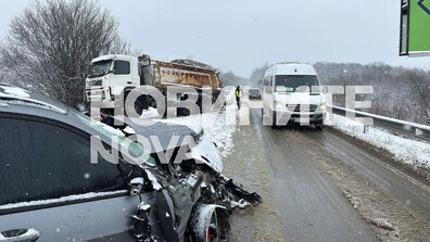 Катастрофа между снегорин и кола на пътя София - Варна (ВИДЕО+СНИМКИ)