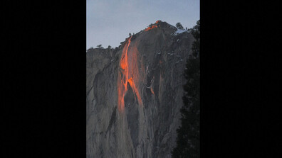 Игра на светлината създаде огнен водопад в парка 