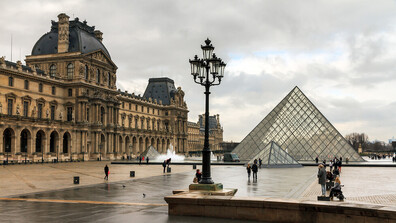 Директорът на Лувъра подаде оставка, Макрон я прие (ВИДЕО)