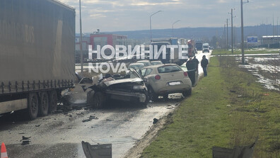 Две коли се удариха челно преди Дунав мост при Русе (СНИМКИ+ВИДЕО)