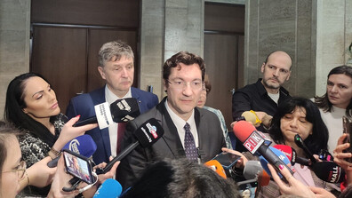 Крум Зарков изключи от листите за изборите 8 депутати, отхвърлили ветото на Йотова за секциите в чужбина