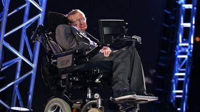 Появи се снимка на покойния Стивън Хокинг с жени по бикини в досиетата 