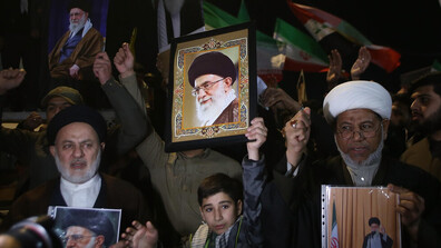 Канцеларията на Али Хаменей нарече "психологическа война“ информацията, че аятолахът е мъртъв