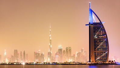 Отломки от ирански дрон подпалиха фасадата на 7-звездния хотел „Бурдж ал Араб“ (ВИДЕО)