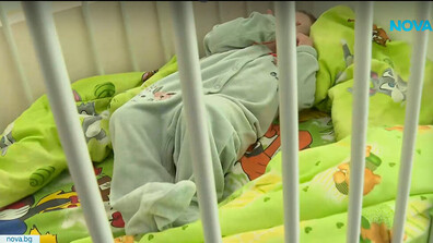 Здрави бебета живеят 9 месеца в болница: Търси се общ дом за близнаците