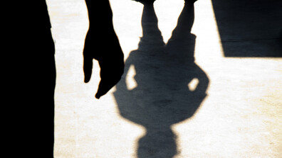 След сигнал за домашно насилие: Ще бъде ли изведено от дома му 13-годишно дете