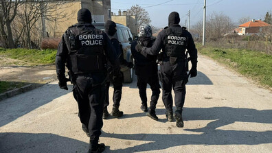 „Гранична полиция” разби канал за трафик на мигранти (СНИМКИ)