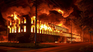 Пожар избухна в склад за матраци в столицата на Перу, има пострадали