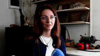 В мъжкия свят на оръжията: Зорница Георгиева – единствената жена-оръжейник в България