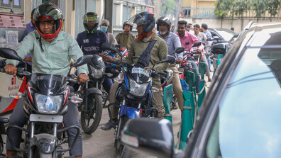 Дълги опашки по бензиностанциите в Бангладеш заради кризата в Близкия изток
