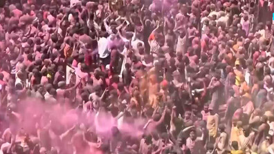 Хиляди празнуваха фестивала "Ранг Панчами" в Индия