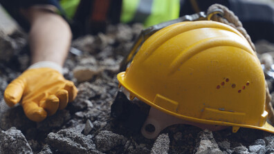 Работник е с опасност за живота след падане от 10 метра на строителен обект в Бургас