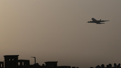 Дронове паднаха край летището в Дубай, четирима души са ранени