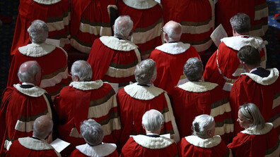 Лондон слага край на вековната традиция за наследствени лордове в парламента