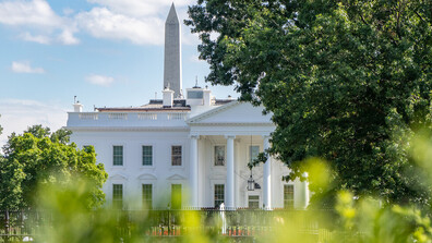 Микробус се вряза в бариера до Белия дом, районът беше блокиран