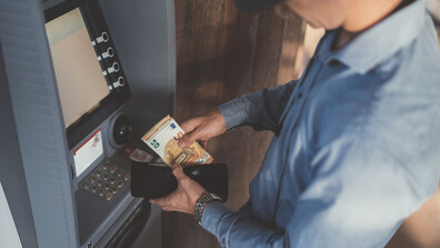 Кабинетът увеличава заплатите в БДЖ, НКЖИ, пощите и градския транспорт