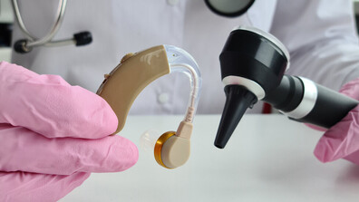 Пробив в медицината: В ИСУЛ поставиха слухови импланти с роботизирана ръка