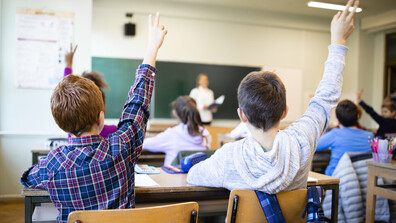 Започва изплащането на втория транш от помощите за учениците