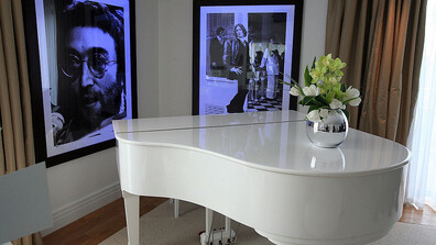 Пианото на Джон Ленън постави рекорд за най-скъпо продадена вещ на „Бийтълс“