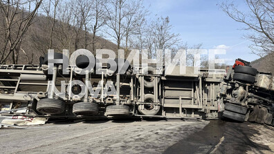 Тир разсипа товара си и блокира Прохода на Републиката (СНИМКИ)