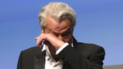 Синът на Ален Делон пред съда в Париж: Действах, за да защитя баща си