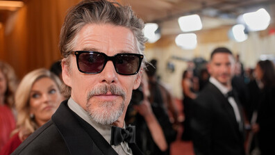 Итън Хоук: Младите гледат филми, докато се взират в телефоните си