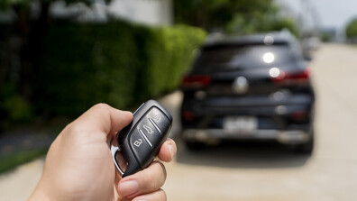 Задържаха двама мъже за заключване на жена в кола в Стара Загора