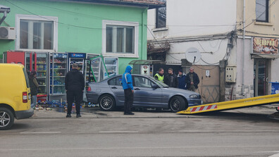Кола се вряза в хладилни витрини на тротоар в Габрово