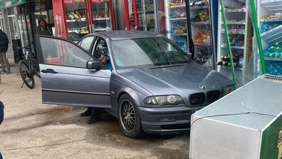 Кола помете хладилни витрини на тротоар в Габрово