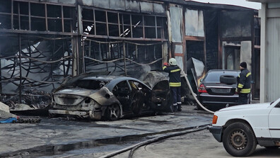 Голям пожар в Хасково: Огънят изпепели 50 коли в автоморга