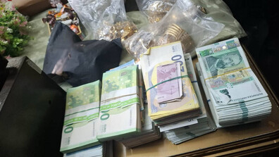 Задържаха криминално проявен с тефтери с имена и големи суми пари в Ботевград