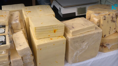 Кашкавал със сини сливи и шафран: Новият тренд при традиционните млечни продукти