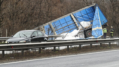 ТИР се обърна на АМ „Тракия“