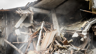 Две сгради рухнаха в Истанбул след експлозия