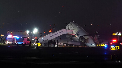 Самолет се сблъска с пожарен автомобил на летище в Ню Йорк, има загинали и ранени (ВИДЕО)
