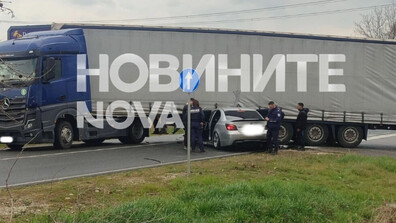 Тежка катастрофа: Кола се вряза в камион на пътя Пловдив - Хасково