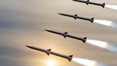 Двама души загинаха при падането на отломки от прехваната ракета в Абу Даби