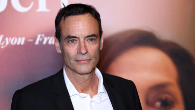 Синът на Ален Делон прекрати съдебната битка със сестра си Анушка