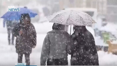 Сняг и ураганен вятър на Балканите затвори пътища и училища