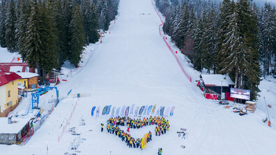 Жива верига: Деца „нарисуваха” родопско сърце в Пампорово (СНИМКИ)
