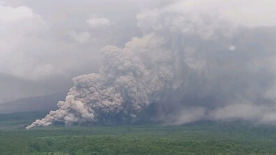 Два вулкана изригнаха в Индонезия, създадена е зона за безопасност около кратерите