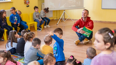 Емоционално завръщане: Ники Василковски посети детската си градина в Троян