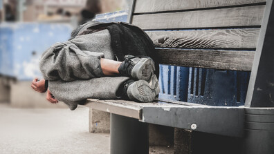 Задържаха двама мъже, пребили и запалили краката на бездомник в Ахтопол