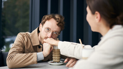 Целуването на ръка без разрешение вече е сексуално посегателство в Испания