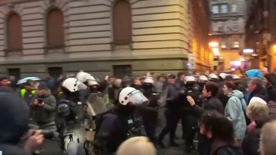 Нови протести в Белград прераснаха в сблъсъци с полицията