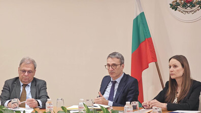 Бизнесът и министри обсъдиха възможности за ограничаване на негативните ефекти от високите цени на тока